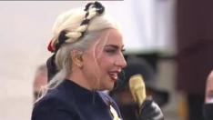 La pandemia ha reconducido el acto, que este año no contará con público para evitar aglomeraciones. Sin embargo, el espectáculo ha estado garantizado por la cantante Lady Gaga, quien ha interpretado un emotivo himno.