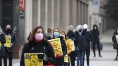 Más de un centenar de personas se han manifestado hoy en Zaragoza al igual que en otras 75 localidades españolas para pedir la vuelta al IVA reducido y poder así mantener abiertos sus negocios.