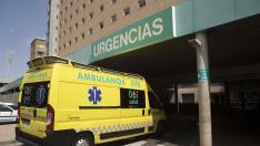 Ambulancia entrando en Urgencias del Hospital Miguel Servet de Zaragoza. gsc