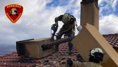 Bomberos de la DPZ han retirado dos chimeneas derribadas por el viento en Calatayud.