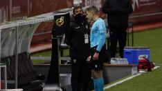 El árbitro Rubén Ávalos consulta el VAR antes de pitar el polémico penalti en el partido Albacete-Real Zaragoza]
