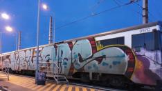 Un tren grafitado en Aragón. El 75% de los ferrocarriles van pintados y la limpieza supuso 300.000 euros el año pasado.