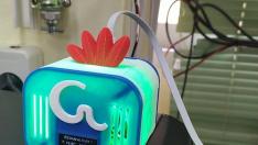 El color del medidor GalliCO2 cambia en función del nivel de CO2 detectado en el aula.