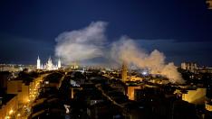 El humo provocado por el incendio en una casa okupa de la calle Mariano Cerezo, en Zaragoza.