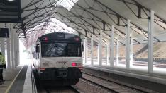 El tren de pasjeros se estrena al entrar en la futura estación de Canfranc.