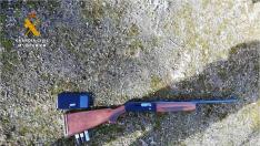 Escopeta del cazador detenido por practicar la caza en una zona prohibida