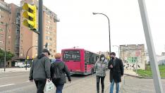 A la derecha, Lola Ranera y Horacio Royo, ayer, en la avenida de Cataluña.