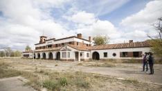 Edificio de viajeros de la antigua estación de tren de Caminreal, del arquitecto Luis Gutiérrez Soto.