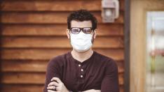 Hombre con gafas y mascarilla