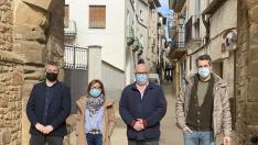 De izquierda a derecha: Julián del Castillo, María Clusa y Jordi Cañavete y Jorge Mur, el portal del Sol de Estadilla.