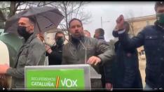 Lanzan objetos contra Abascal (Vox) durante un acto de campaña en Salt (Gerona).