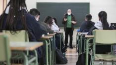 Estudiantes del instituto Goya de Zaragoza atienden al profesor al inicio de una clase, ayer.