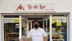 Leandro Piragini, ante su pizzería Lo de Leo, ubicada en el zaragozano barrio del Actur.