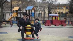 Cuti Vericad y Theo juegan sonrientes en el parque San Pablo río Ebro de Zaragoza el pasado viernes.
