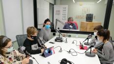 Alumnos del CEIP Los Albares de La Puebla de Alfindén, en una de las habituales grabaciones de su programa de radio en la emisora local