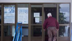 Un hombre entra en un centro de salud en Guitiriz, Lugo.