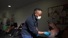 Varios miembros de la Hermandad de la Sangre de Cristo reciben la vacuna contra la pandemia en el centro Inocencio Jiménez, en Delicias.