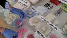 La Policía Nacional desarticula un grupo que operaba en la capital aragonesa y en Valencia, y se incauta de más de 4.500 dosis de cocaína; 103 pastillas de anfetaminas; 70 gramos de cristal y 177 gramos de 'tusi'.
