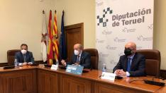 De izquierda a derecha, el diputado delegado Antonio Amador, el presidente de la DPT Manuel Rando y el gerente de Tragsa en la provincia de Teruel, Miguel Asensio.