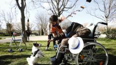 El pequeño Capi juega con una de las residentes.