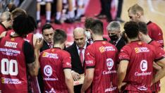 Sergio Hernández, entrenador del Casademont, da instrucciones en un tiempo muerto.