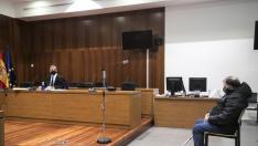 El acusado, al que defiende el letrado Javier Osés, durante la primera sesión del juicio.