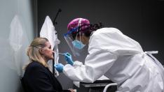 Prueba PCR en el centro médico Palafox, en Zaragoza.