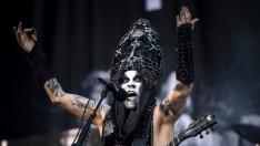 Adam Darski, líder de la banda polaca de rock satánico Behemoth, durante un concierto.