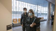 El absuelto, en la Audiencia, junto a su abogada, Soraya Laborda.