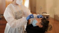 Una de las asistentes a la gala en el momento de someterse al test en la propia DPH.