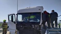 Accidente de un camión en el kilómetro 320 de la A-2, en Zaragoza.