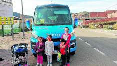 Los tres escolares de Trasobares, junto a la niña de Calcena, al lado del autobús en el que viajan.