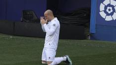 Sandro celebra de rodillas su gol al Eibar en Ipurua.