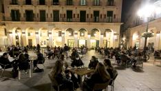 Terrazas llenas anoche en la plaza del Mercado de Huesca