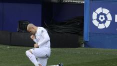 Sandro Ramírez, delantero de la SD Huesca, celebra su gol ante el Eibar.