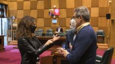 María Navarro conversa con Julio Calvo, este martes en la comisión de Hacienda.