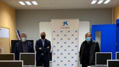 Caixabank entrega equipos informáticos a la Asociación Promoción Gitana de Zaragoza.