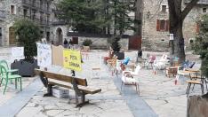 Sillas vacías en Benasque para simbolizar el parón del sector turístico.
