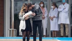 Edurne y David De Gea posan por primera vez con su hija Yanay