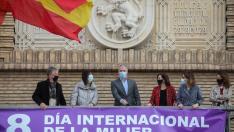 Imágenes de la colocación de la pancarta por el Día de la Mujer en el Ayuntamiento de Zaragoza, en la que han participado todos los grupos municipales excepto Vox y Podemos.