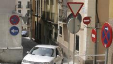 Acumulación de señales en una calle de Huesca