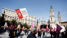 UGT y CC. OO. han vuelto a protagonizar hoy una concentración de 150 delegados sindicales ante la Delegación del Gobierno en Aragón para exigir la subida del salario mínimo y la derogación de la reforma laboral y de las pensiones