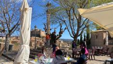 Turistas en la villa medieval de Alquézar tras la apertura de las provincias aragonesas.