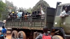 Estudiantes del Colegio Federal de Silvicultura y Mecanización son conducidos a un estacionamiento de autobuses por los militares, en Kaduna.