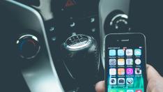 Usar el móvil en el coche mientras se conduce está prohibido