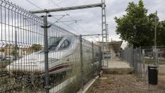 Tren AVE estacionado en la Intermodal de Huesca.