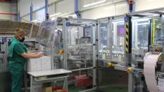 Tramo final de la línea de producción de jeringuillas para vacunas en la planta de Becton en Fraga.