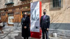 Ayuntamiento y Caja Rural de Aragón renuevan los hitos de Los Sitios instalados en varios puntos de la ciudad