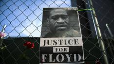 Un cartel con la cara de George Floyd, fallecido a manos de un policía