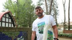 Pablo Vallés junto al mosaico de la Casita de Blancanieves del parque de Huesca que hizo su padre.